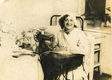 Przy maszynie do szycia