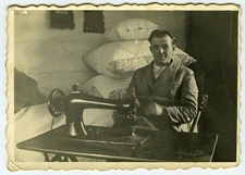 Mężczyzna przy maszynie do szycia