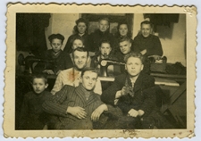 Zdjęcie grupowe przy maszynach do szycia