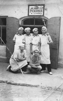 Piekarze zgromadzeni przed piekarnią W.Szymanka w Biłgoraju