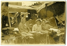 Handel uliczny - stoisko z materiałami