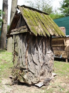 Ul w formie stojącej kłody