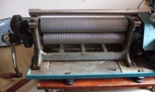 Maszyna do kształtowania węzy pszczelej