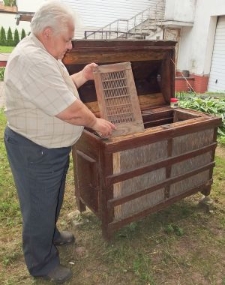 J&oacute;zef Jasina przy zabytkowym ulu