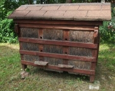 Zabytkowy ul służący jako eksponat w pasiece J&oacute;zefa Jasiny