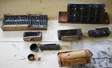 Zabytkowe klateczki do poddawania matek pszczelich