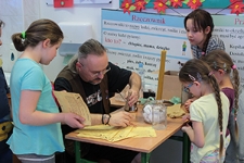 Warsztaty "Miód i nie tylko - produkty pracy pszczół i ich wykorzystanie na przestrzeni wieków" w Szkole Podstawowej nr 50 w Lublinie