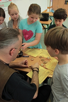 Warsztaty "Miód i nie tylko - produkty pracy pszczół i ich wykorzystanie na przestrzeni wieków" w Szkole Podstawowej nr 50 w Lublinie