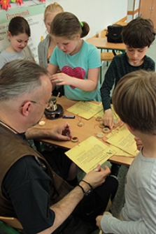 Warsztaty "Miód i nie tylko - produkty pracy pszczół i ich wykorzystanie na przestrzeni wieków" w Szkole Podstawowej nr 50 w Lublinie