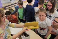 Warsztaty "Miód i nie tylko - produkty pracy pszczół i ich wykorzystanie na przestrzeni wieków" w Szkole Podstawowej im. Bolesława Chrobrego w Lublinie