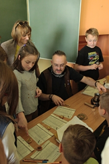 Warsztaty "Mi&oacute;d i nie tylko - produkty pracy pszcz&oacute;ł i ich wykorzystanie na przestrzeni wiek&oacute;w" w Szkole Podstawowej nr 40 w Lublinie