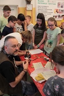 Warsztaty "Mi&oacute;d i nie tylko - produkty pracy pszcz&oacute;ł i ich wykorzystanie na przestrzeni wiek&oacute;w" w Szkole Podstawowej nr 44 w Lublinie