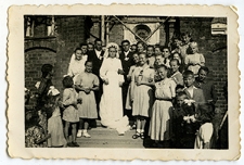 Ślub Genowefy Kłos i Kazimierza Zamojskiego - przed kościołem w Gołębiu