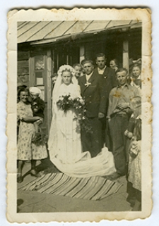 Ślub Genowefy Kłos i Kazimierza Zamojskiego - na progu domu w W&oacute;lce Gołębskiej