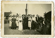 Ślub Genowefy Kłos i Kazimierza Zamojskego - w drodze do kościoła w Gołębiu