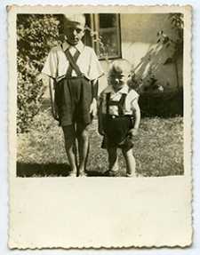 Dzieci z Gołębia w strojach uszytych przez Genowefę Zamojską