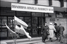 Wejście do lokalu Obwodowej Komisji Wyborczej nr 60 w Lublinie