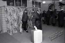 Głosowanie w lokalu Obwodowej Komisji Wyborczej nr 60 w Lublinie
