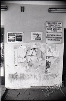 Ściana budynku w Lublinie pokryta częściowo zerwanymi plakatami wyborczymi