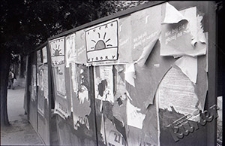 Parkan w Lublinie oklejony plakatami wyborczymi - zbliżenie na plakaty