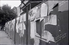 Parkan w Lublinie oklejony plakatami wyborczymi - szeroka perspektywa