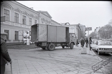 Manewrowanie samochodem z plakatami wyborczymi przy wjeździe do siedziby "Solidarności" w Lublinie