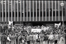 Demonstracja KPN pod Rektoratem UMCS w Lublinie