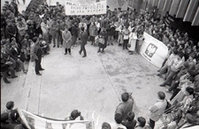 Demonstracja KPN pod Rektoratem UMCS w Lublinie - widok na centrum zgromadzenia