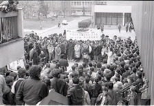 Demonstracja KPN pod Rektoratem UMCS w Lublinie - zbliżenie na demonstrujących