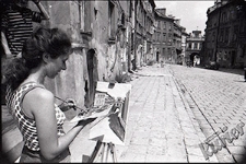 Malarka przy pracy nad widokiem Bramy Grodzkiej