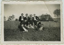 Młodzież przed gospodarstwem w Motyczu