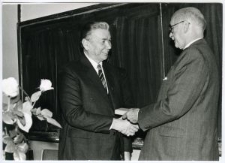 Profesor Czesław Tarkowski odbierający gratulacje