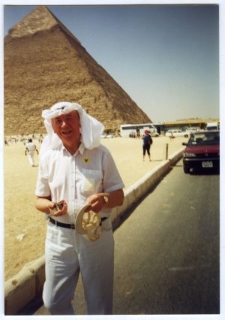 Czesław Tarkowski w Egipcie na tle piramidy