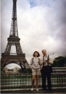 Czesław Tarkowski w Paryżu na tle Wieży Eiffla