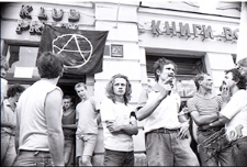 Akcja protestacyjna różnych organizacji młodzieżowych przy wejściu do KMPiK w Lublinie