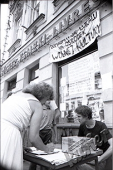 Akcja protestacyjna r&oacute;żnych organizacji młodzieżowych przy wejściu do KMPiK w Lublinie - zbieranie datk&oacute;w i podpis&oacute;w