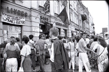 Akcja protestacyjna różnych organizacji młodzieżowych przy wejściu do KMPiK w Lublinie - widok na oplakatowaną i oflagowaną ścianę frontową