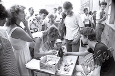 Akcja protestacyjna różnych organizacji młodzieżowych przy wejściu do KMPiK w Lublinie - interakcja z przechodniami