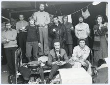 Zesp&oacute;ł kabaretu Loża 44 podczas wykonywania piosneki "W mroku"