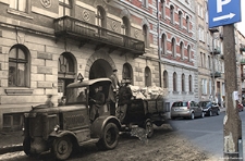 Ulica Niecała w Lublinie - transport paczek żywnościowych dla więźni&oacute;w politycznych na Zamek