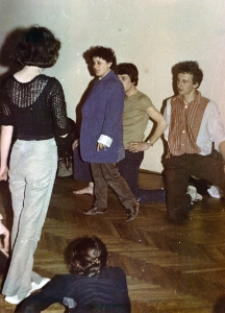 Aktorzy "Sceny Słowa" podczas premiery "Komu w drogę temu teraz"