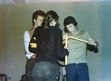 Zapalanie świec podczas spektaklu "Komu w drogę temu teraz"