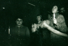 Aktorzy "Sceny Słowa" podczas pr&oacute;by spektaklu "Komu w drogę temu teraz"