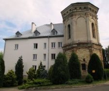 Widok na basztę i budynek szkoły w Dąbrowicy