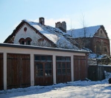 Widok na fragment (na drugim planie) zabudowań majątku w Eliz&oacute;wce