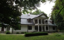 Widok na dw&oacute;r majątku ziemskiego Konstantyn&oacute;w