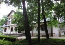 Widok na fragment elewacji dworu w majątku ziemskim Konstantyn&oacute;w