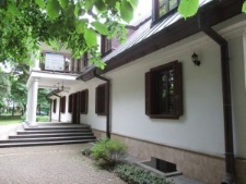 Fragment elewacji dworu w majątku ziemskim Konstantyn&oacute;w