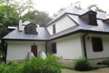 Fragment bocznej elewacji dworu w majątku ziemskim Konstantynów