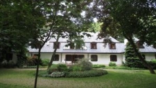 Klomb przed dworem majątku ziemskiego Konstantyn&oacute;w